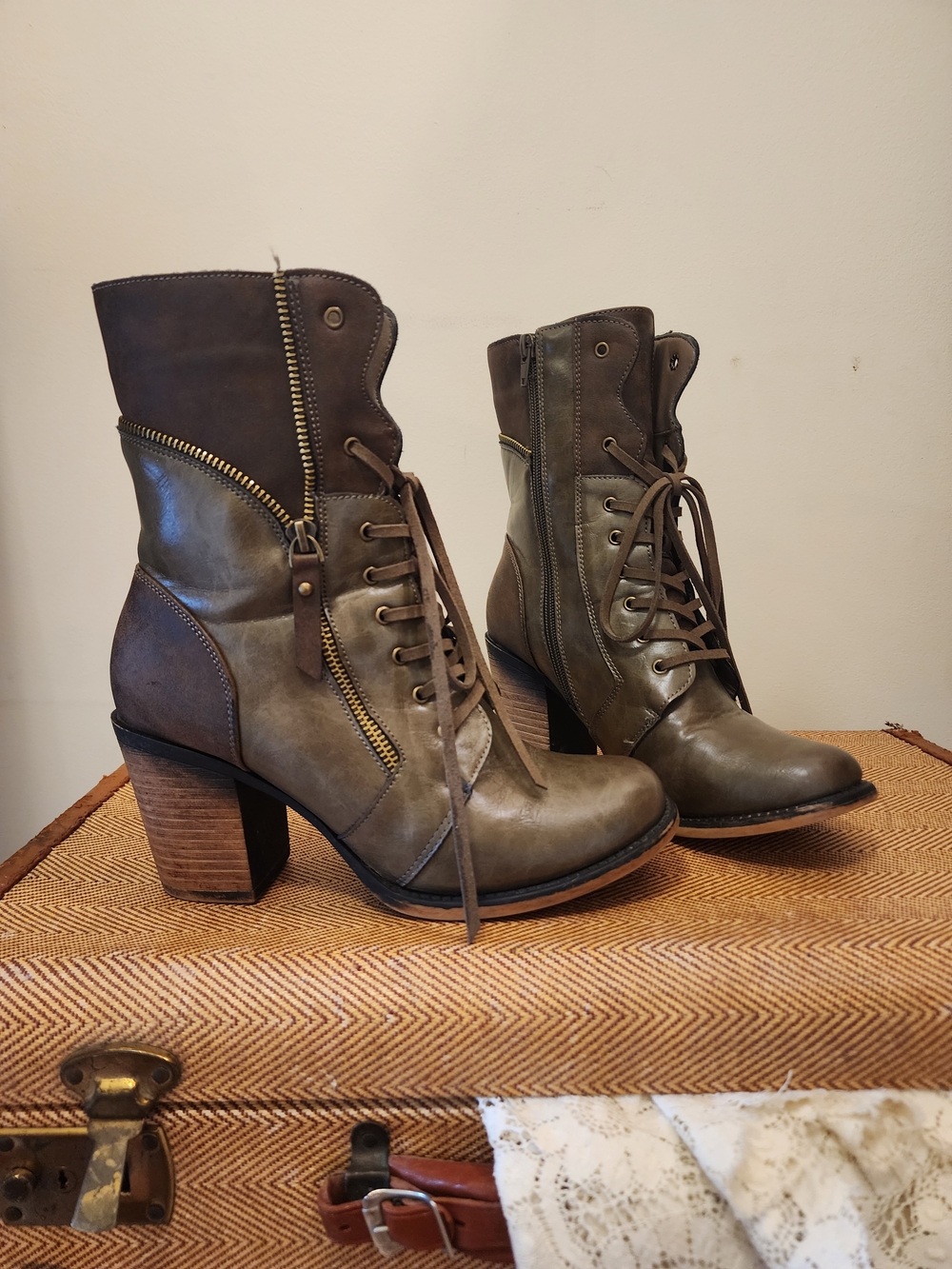 Women's Lace-Up Block Heel Boots in Olive Brown